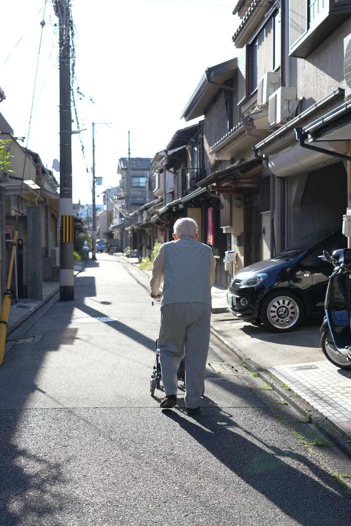 歩行補助器とともに歩く穏やかな時間